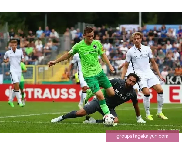 沙尔克在本轮比赛中表现稳健，迎来状态回暖，展现出更强的竞争力。